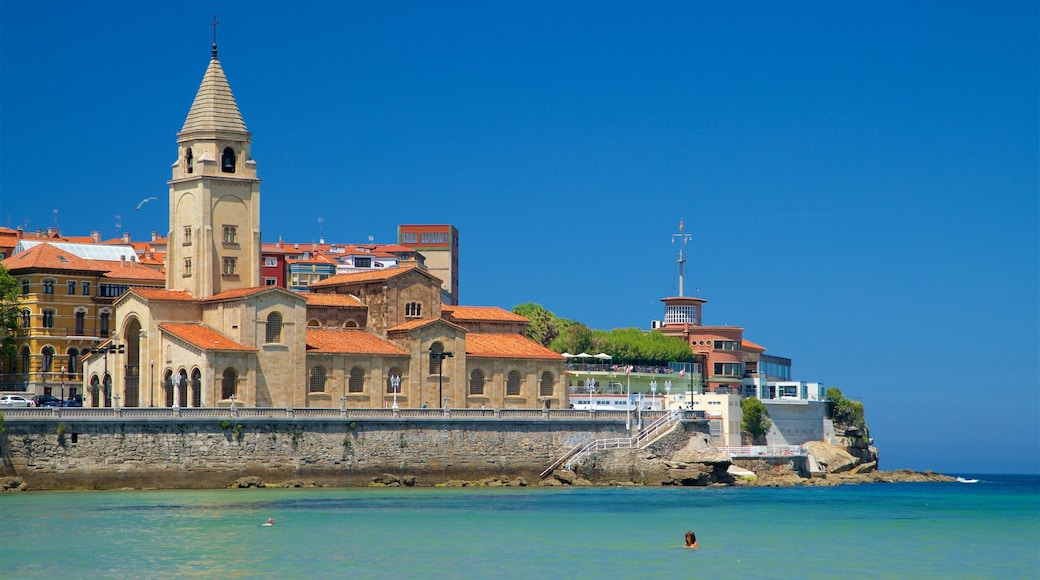 Playa de San Lorenzo que incluye una localidad costera y vistas de una costa