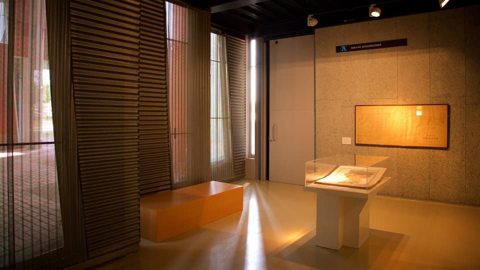 Musée du peuple des Asturies qui includes vues intérieures