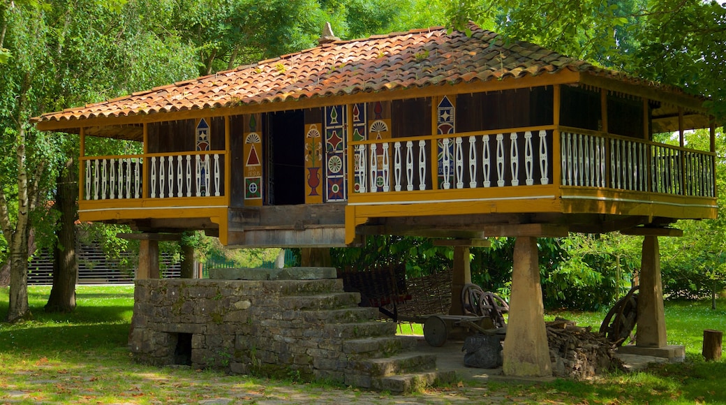 Museo del Pueblo de Asturias ofreciendo una casa, un jardín y elementos patrimoniales