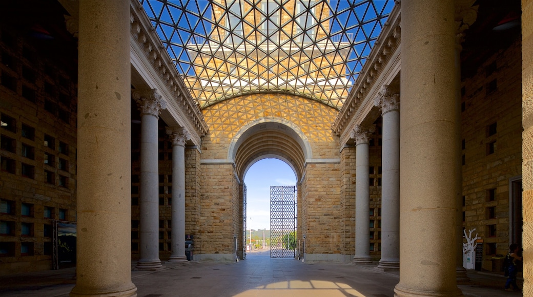 Laboral Ciudad de la Cultura toont interieur en historisch erfgoed