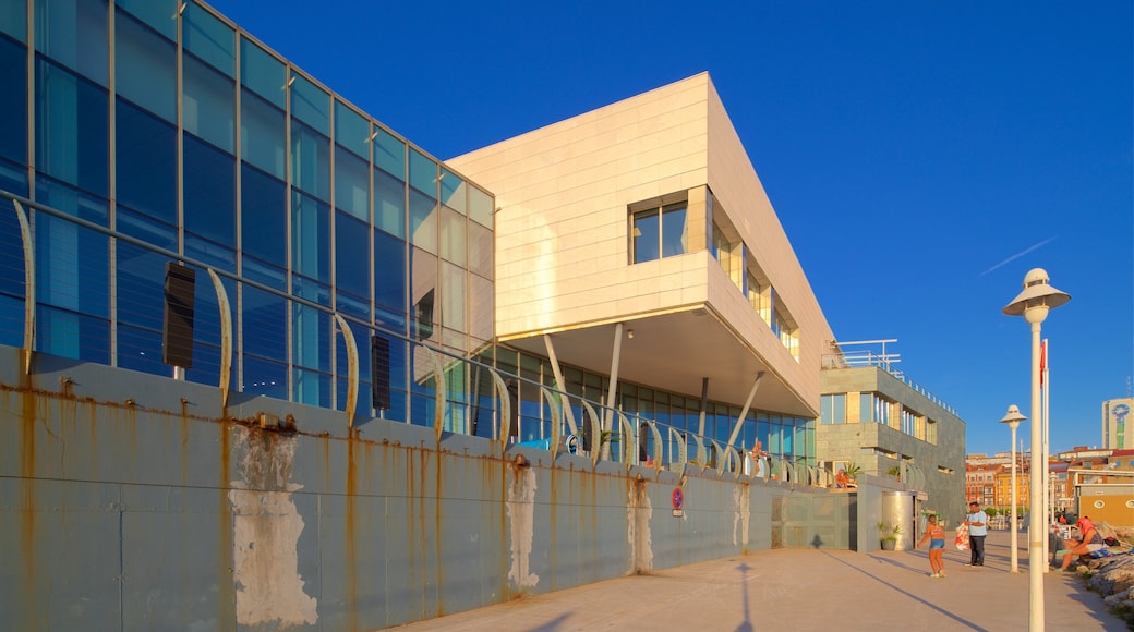 Centro de ocio, salud y belleza Talasoponiente mostrando un atardecer