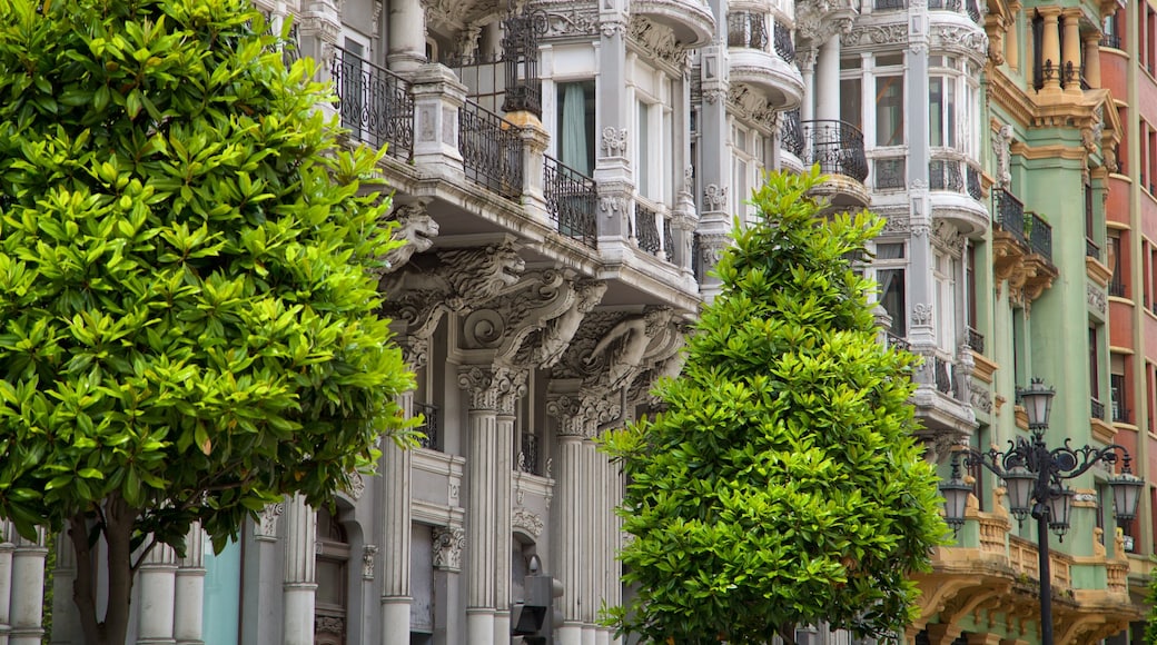 Calle de Uría mostrando elementos patrimoniales y una ciudad