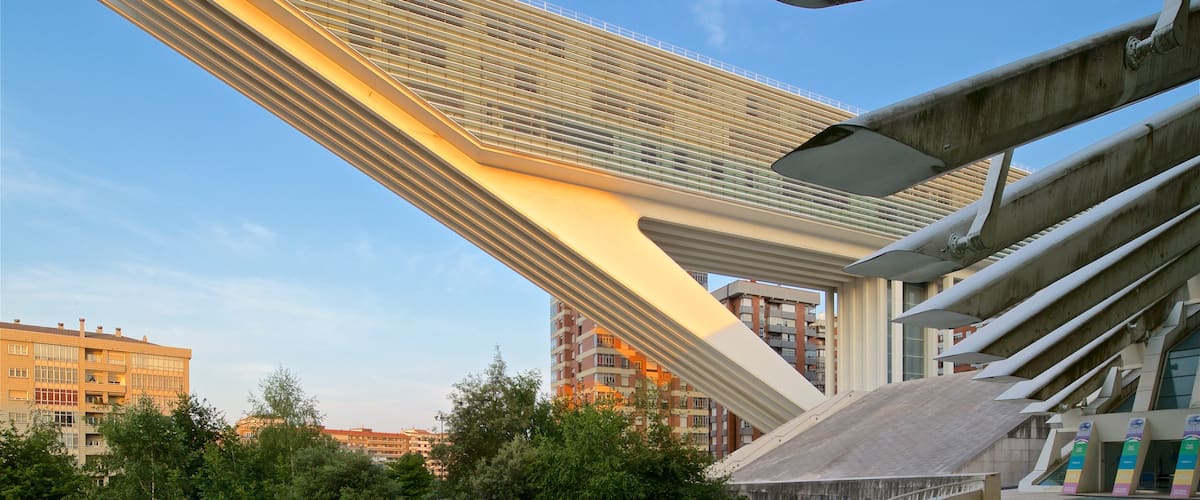 Palacio de Exposiciones y Congresos mostrando una puesta de sol, una ciudad y arquitectura moderna