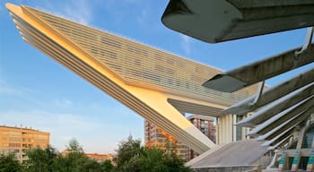 Palacio de Exposiciones y Congresos caratteristiche di tramonto, architettura moderna e città