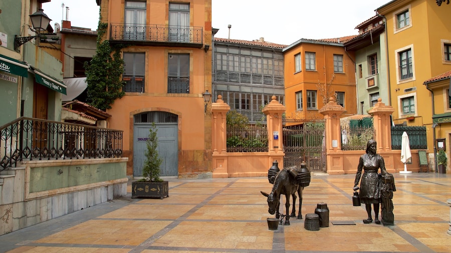 Plaza de Trascorrales ofreciendo un parque o plaza, una ciudad y una estatua o escultura