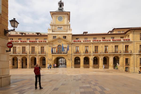 Hôtel de ville d\'Oviedo qui includes square ou place, patrimoine historique et scènes de rue