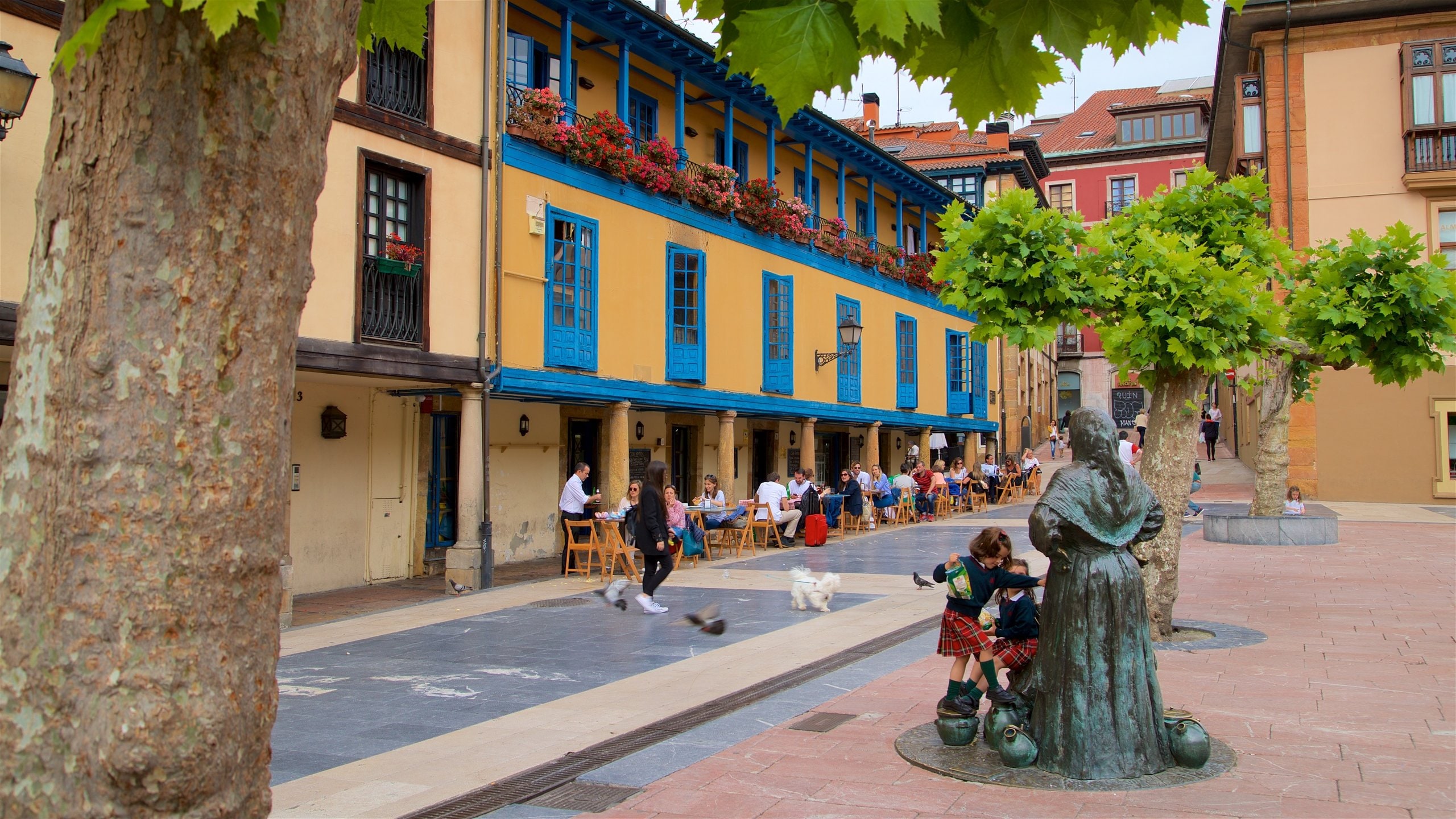 Old Town showing outdoor eating, a statue or sculpture and heritage elements