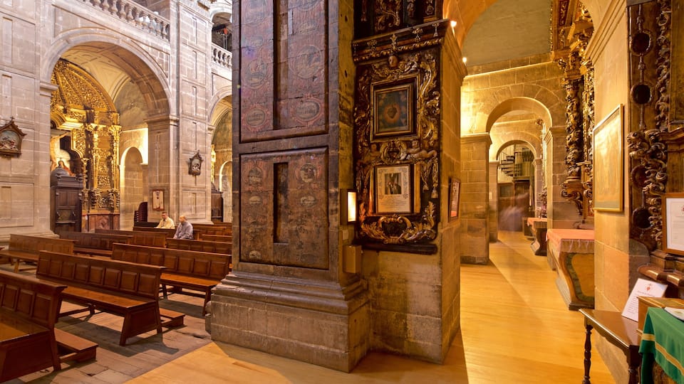 Iglesia de San Isidoro featuring kirkko tai katedraali, sisäkuvat ja perintökohteet