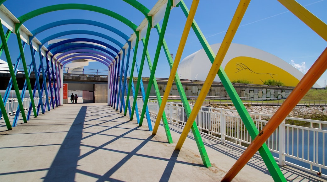 Avilés mostrando arquitectura moderna y un puente y también un pequeño grupo de personas