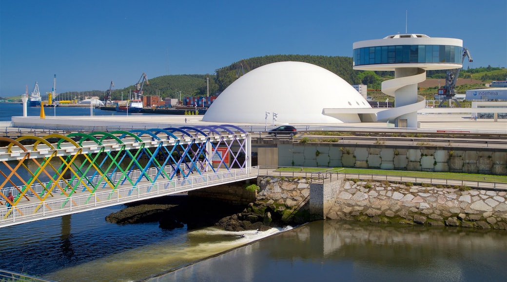 Aviles inclusief een brug, een rivier of beek en moderne architectuur