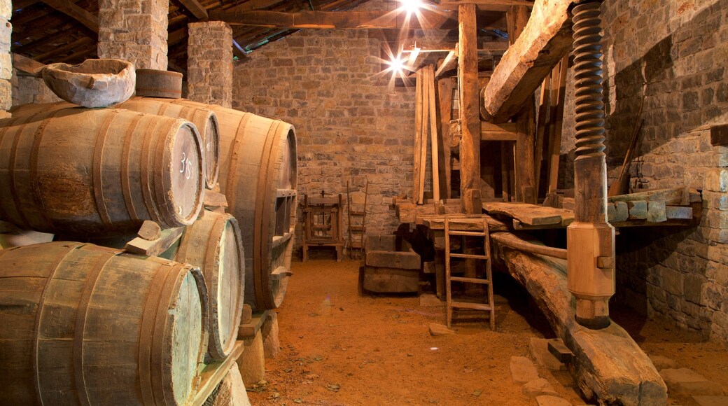 Museo del Pueblo de Asturias que incluye vistas de interior y elementos patrimoniales