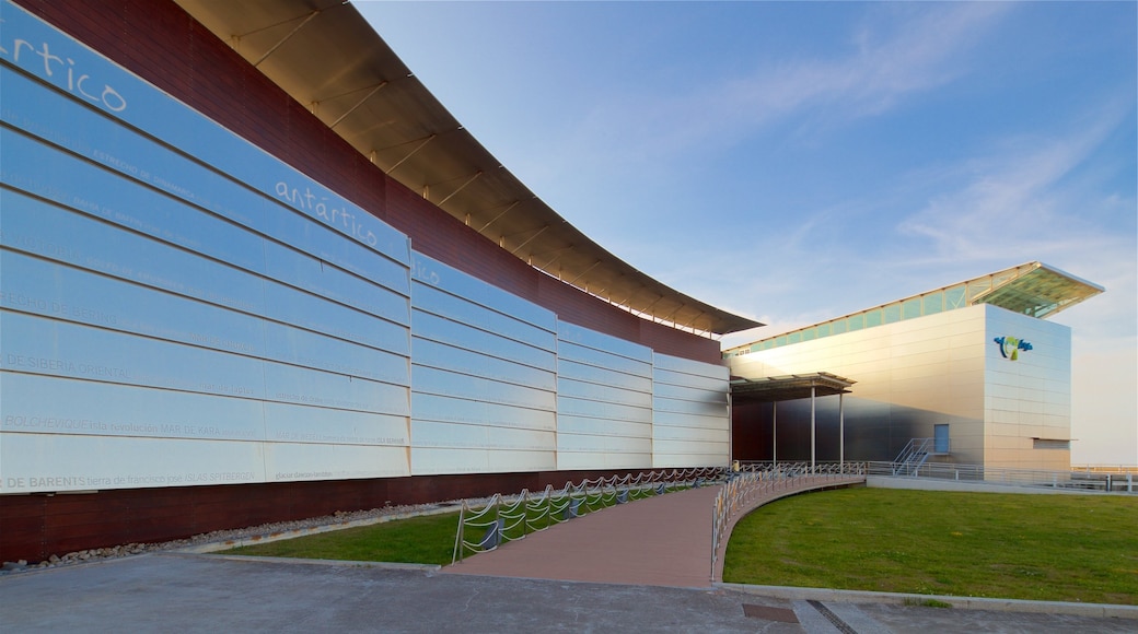 Acuario de Gijón som inkluderar modern arkitektur