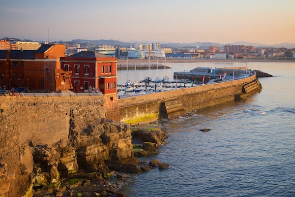 Cerro Santa Catalina Park showing a city, rugged coastline and a bay or harbour