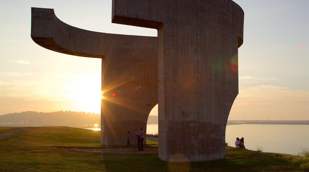 Elogio do Horizonte caracterizando um pôr do sol, paisagens litorâneas e arte ao ar livre