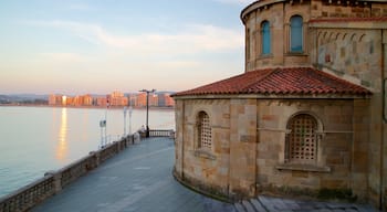 Gijón ofreciendo un atardecer, una ciudad costera y una ciudad