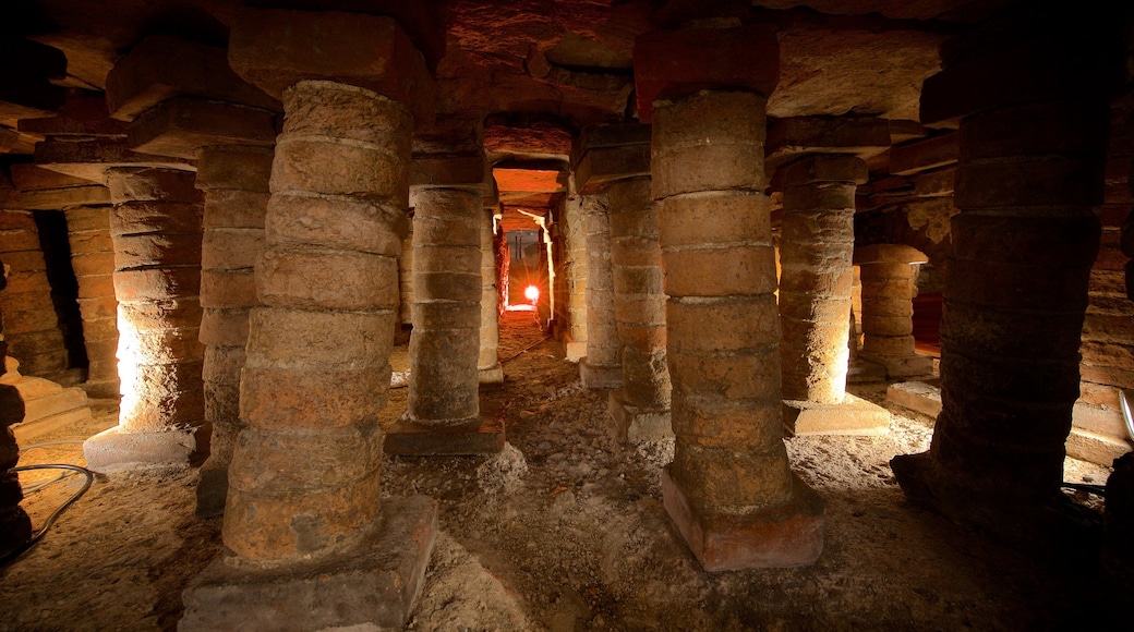 Termas Romanas de Campo Valdés caracterizando vistas internas e elementos de patrimÎnio