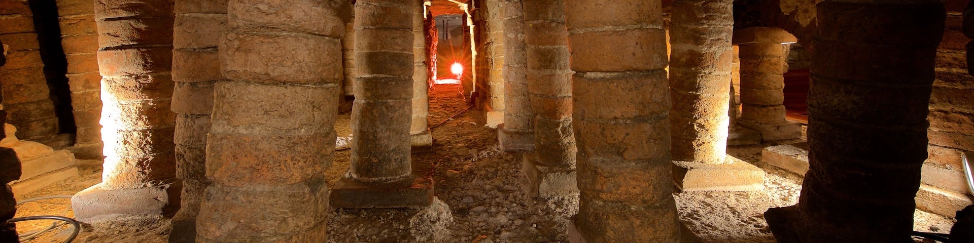 Römische Thermen von Campo Valdés das einen Innenansichten und Geschichtliches
