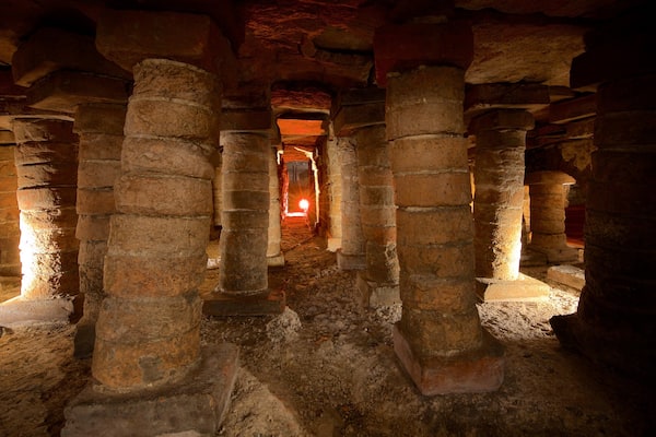 Römische Thermen von Campo Valdés das einen Innenansichten und Geschichtliches