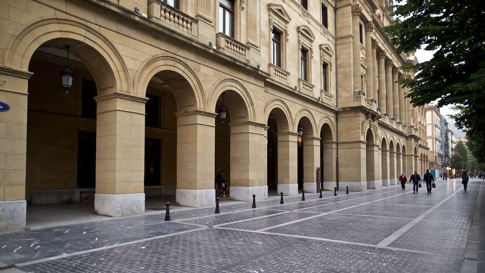 Plaza Gipuzkoa featuring heritage elements