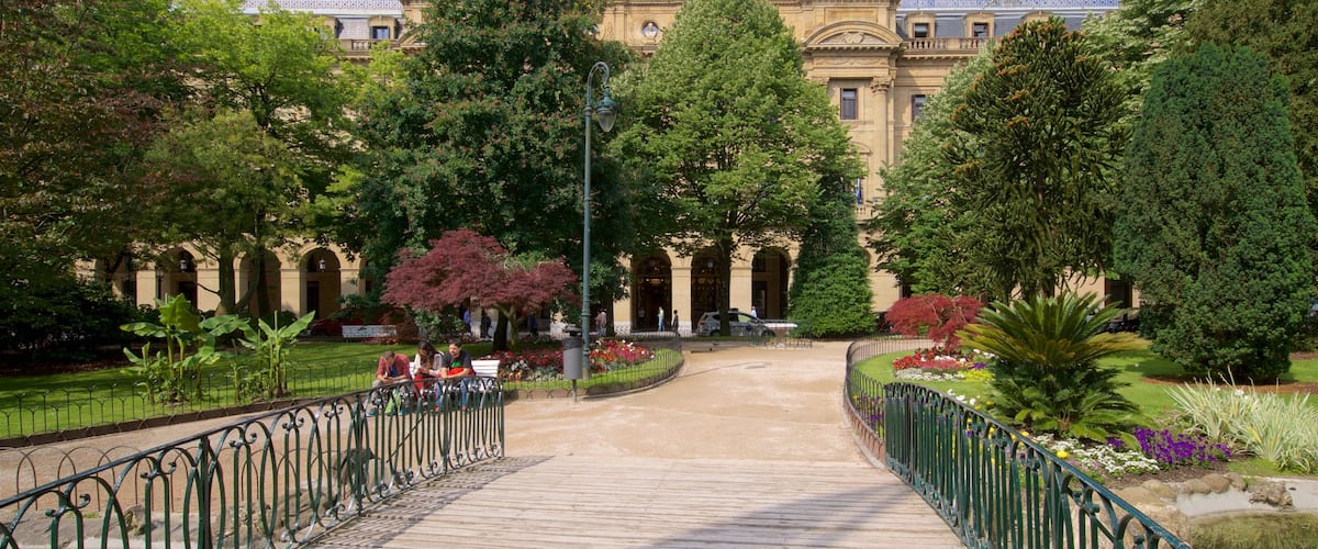 Place de Gipuzkoa montrant fleurs, jardin et patrimoine historique