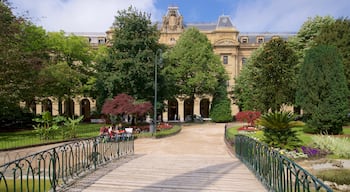 Plaza Gipuzkoa which includes flowers, a park and heritage elements