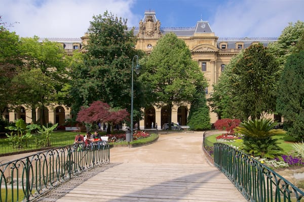 Place de Gipuzkoa montrant fleurs, jardin et patrimoine historique