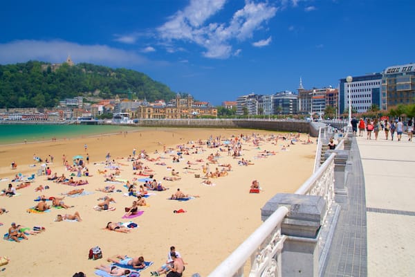 Promenade von La Concha mit einem Küstenort, Strand und allgemeine Küstenansicht