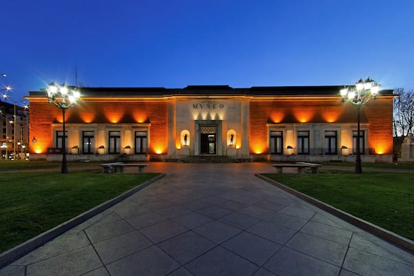 Musée des beaux-arts de Bilbao qui includes patrimoine architectural, scÚnes de nuit et jardin