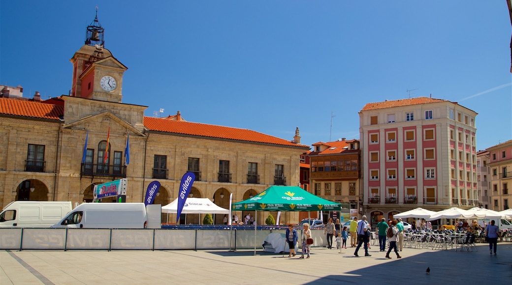 Plaza de España que inclui elementos de patrimÎnio, uma cidade e cenas de rua