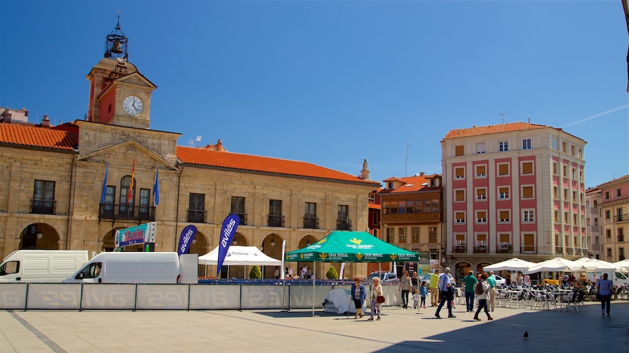 Plaza de España que incluye escenas cotidianas, una ciudad y elementos patrimoniales