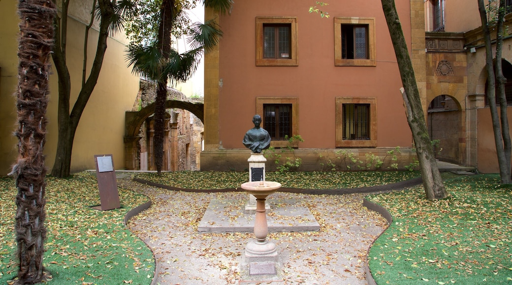 Universität von Oviedo welches beinhaltet Garten und Statue oder Skulptur