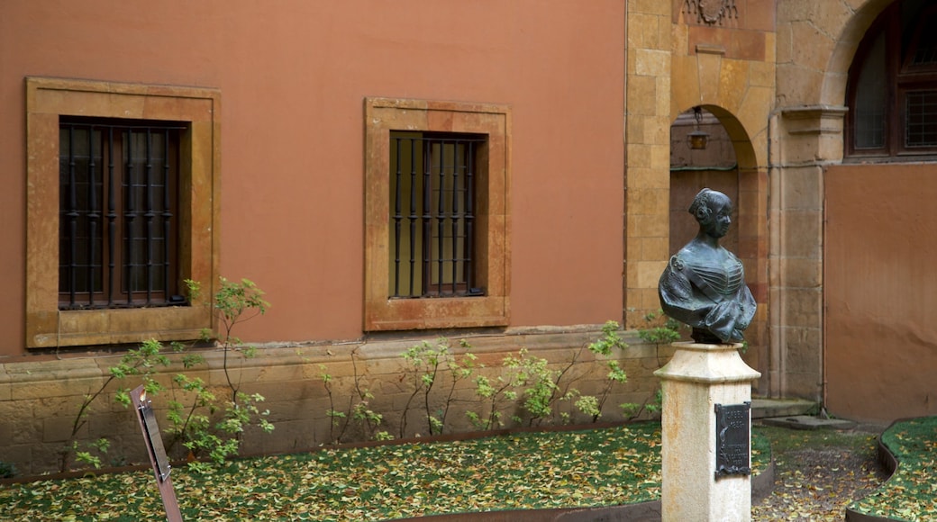 Universidad de Oviedo mostrando una estatua o escultura