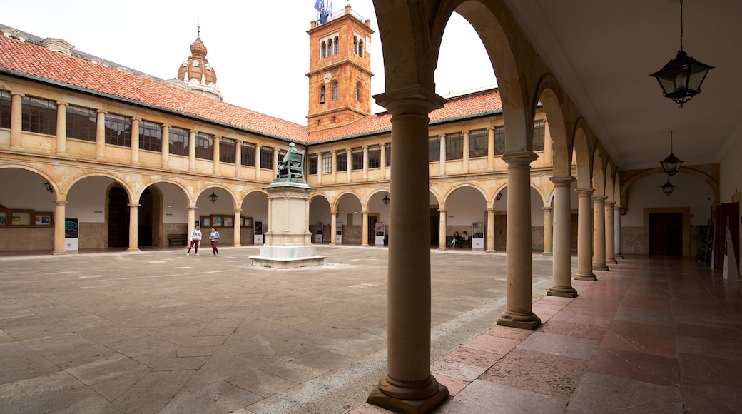 Universidad de Oviedo que incluye una estatua o escultura y elementos patrimoniales