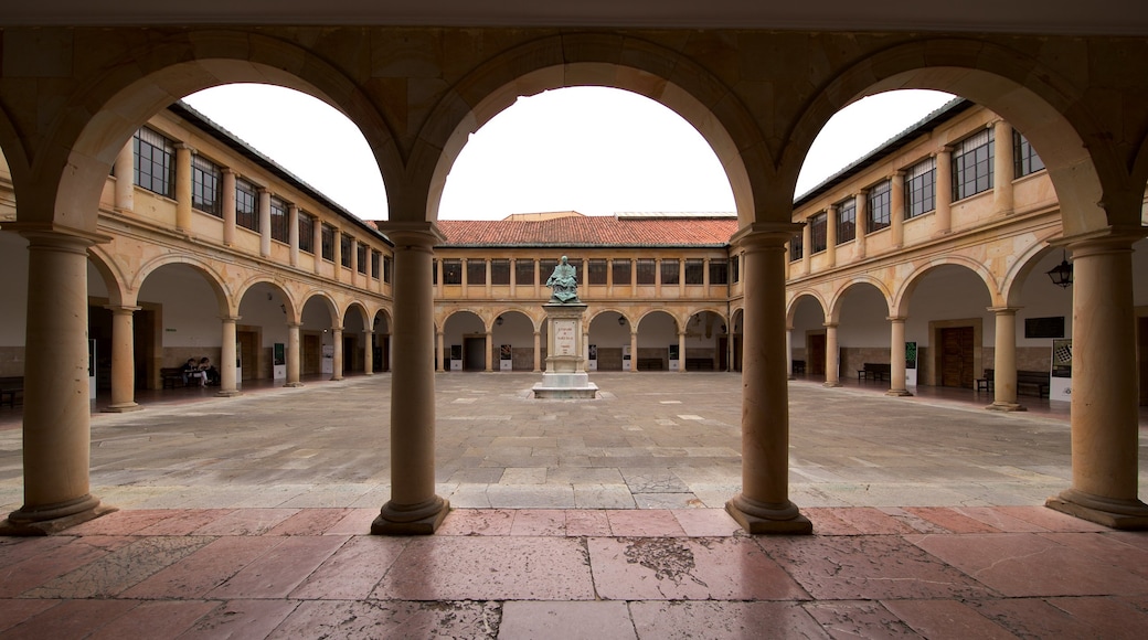 Universiteit van Oviedo toont historisch erfgoed en een standbeeld of beeldhouwwerk