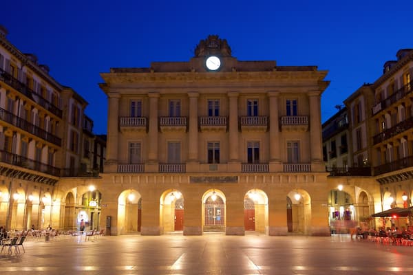 Plaza de la Constitución mit einem Platz oder Plaza, bei Nacht und Geschichtliches