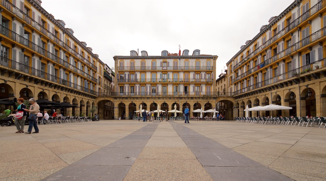 Plaza de la Constitución mostrando una plaza y elementos patrimoniales