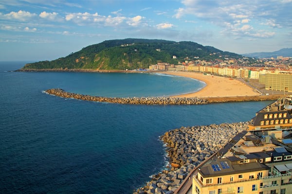 Monte Urgull das einen Küstenort, allgemeine Küstenansicht und Strand