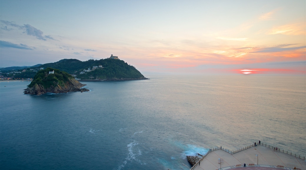 Monte Urgull mostrando imágenes de una isla, un atardecer y vistas de una costa