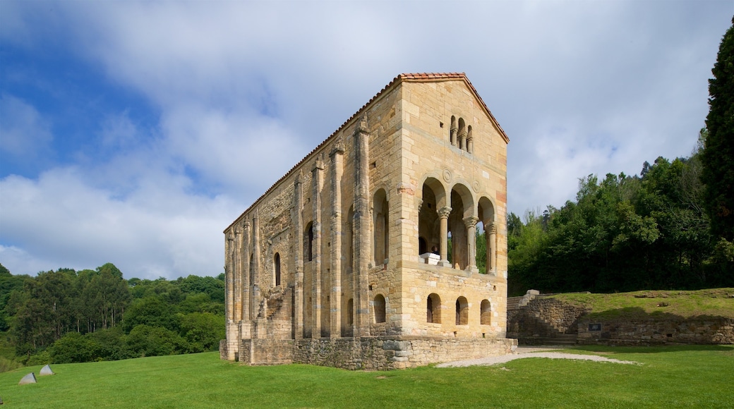 Santa Maria del Naranco showing heritage architecture