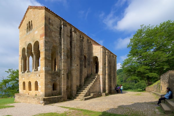 Santa María del Naranco welches beinhaltet historische Architektur