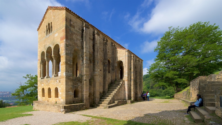 Santa María del Naranco ofreciendo patrimonio de arquitectura