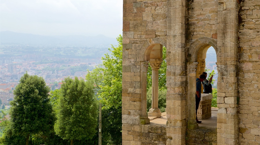 Santa Maria del Naranco แสดง ทิวทัศน์ที่เงียบสงบ และ มรดกวัฒนธรรม ตลอดจน คู่รัก