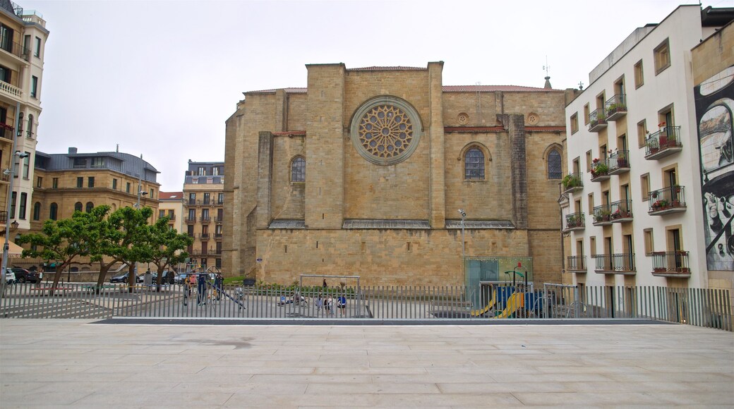 San Vicente Church showing a square or plaza and heritage elements