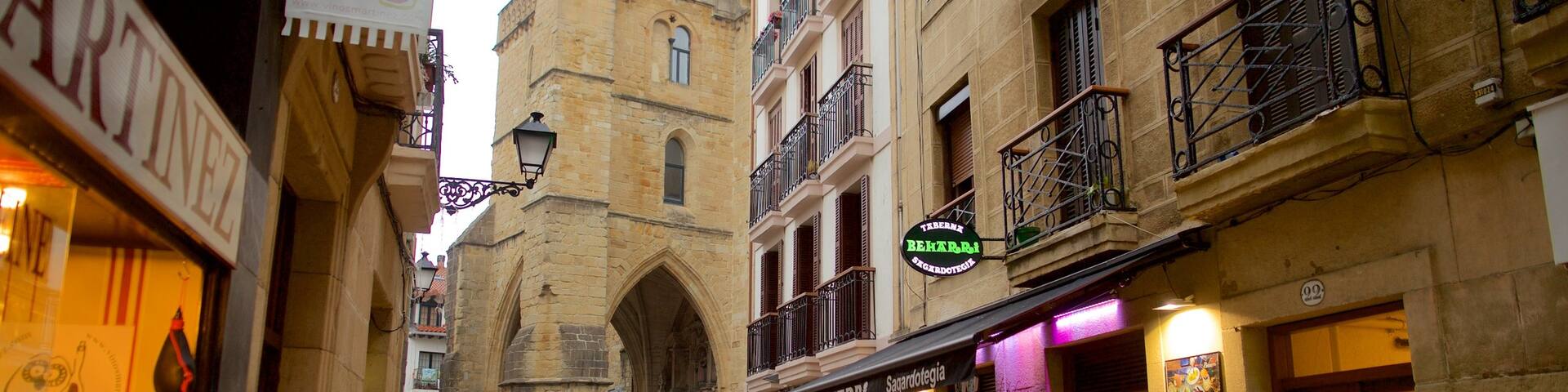 Église San Vicente mettant en vedette scènes de rue et patrimoine historique aussi bien que petit groupe de personnes