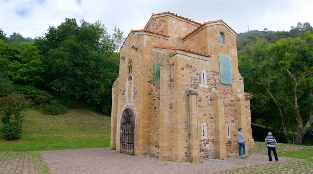 San Miguel de Lillo ofreciendo patrimonio de arquitectura y también una pareja