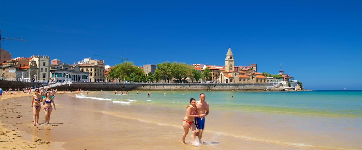 Playa de San Lorenzo ofreciendo una playa, una ciudad costera y vistas generales de la costa