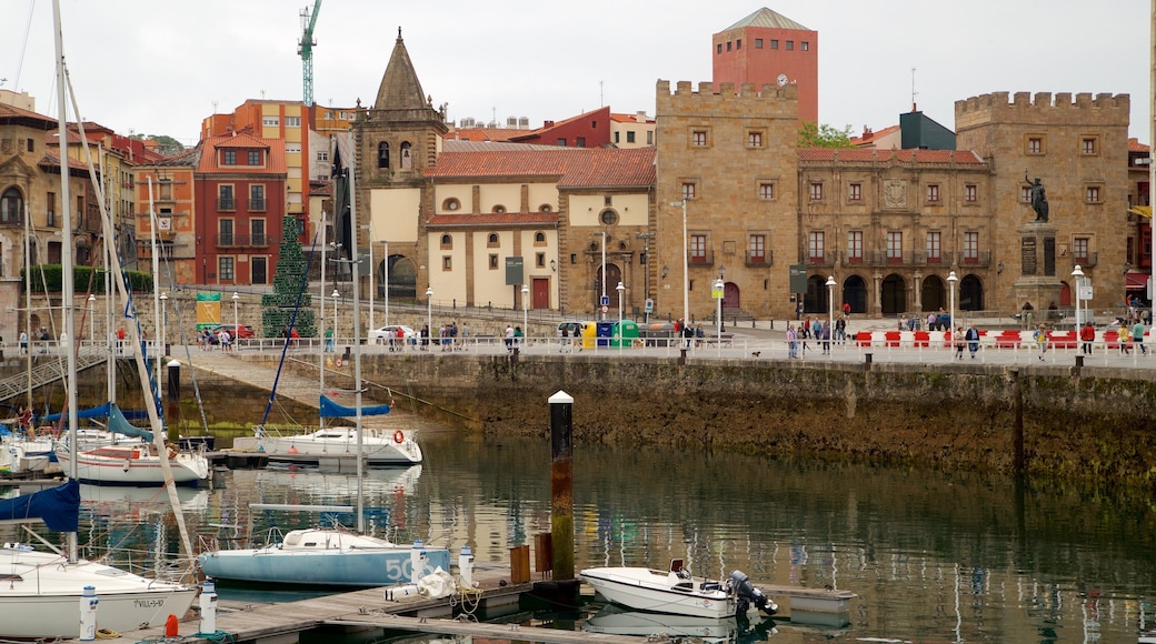 Palacio de Revillagigedo which includes a city, heritage elements and a bay or harbour