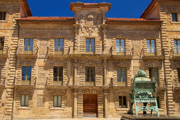 Palacio de Camposagrado showing a statue or sculpture and heritage architecture