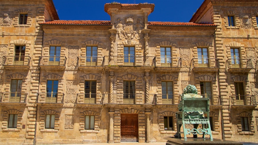 Palacio de Camposagrado which includes a statue or sculpture and heritage architecture
