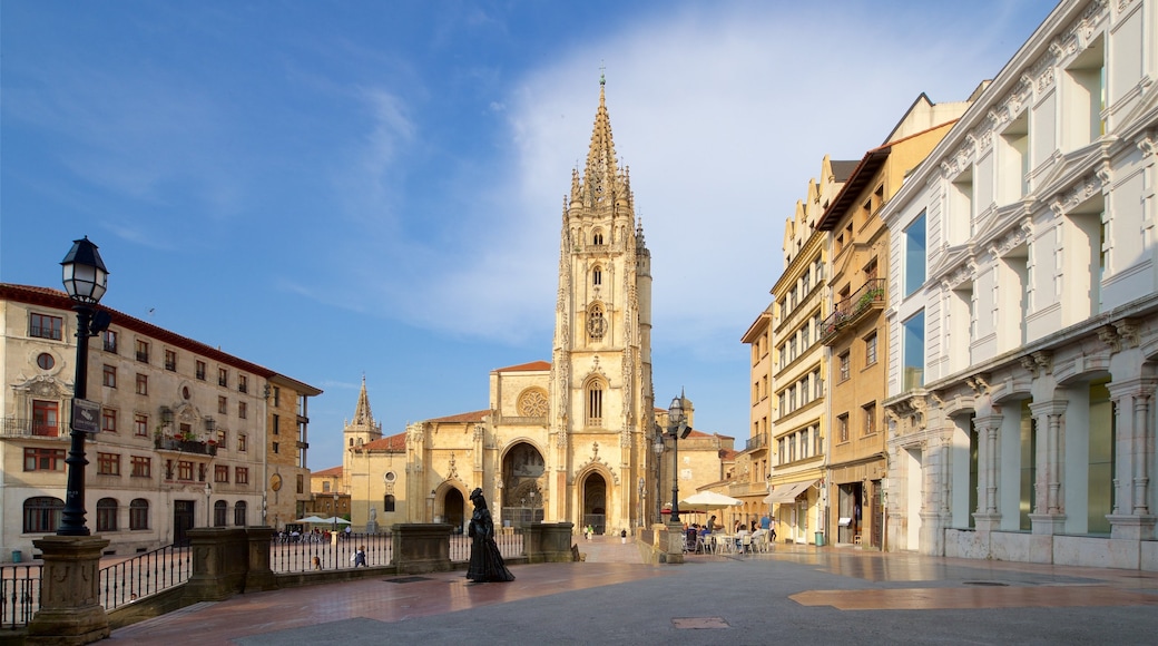 Catedral de Oviedo mostrando una iglesia o catedral, una plaza y arquitectura patrimonial